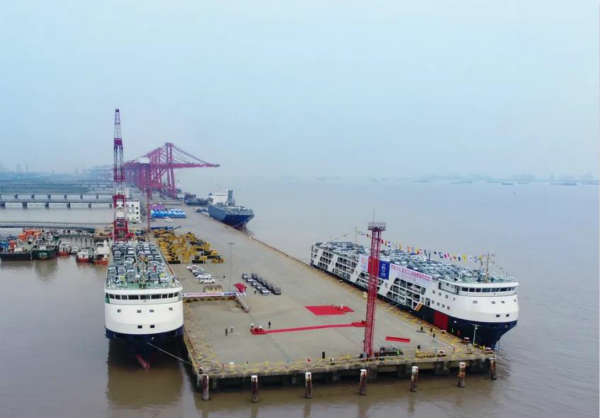 两艘国内第一批符合三峡升船机技术要求的滚装船今命名
