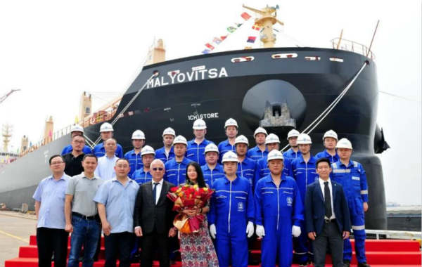 扬子江船业45000DWT散货船“MALYOVITSA”轮命名交付