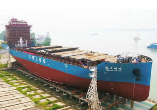 武船造700箱多用途集装箱船2号船顺利下水
