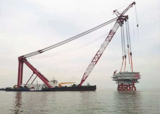 振华重工“新振浮7”轮完成杭州湾首座海上升压站吊装