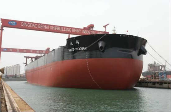 武船造32.5万吨系列矿砂船10号船，顺利出坞