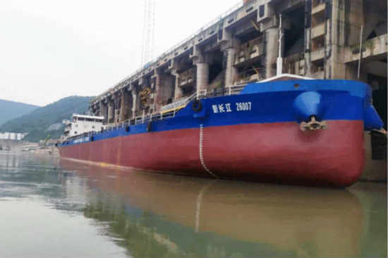 搭载潍柴船舶动力的国内首艘油气电混合动力“新长江26007”轮顺利完成试航