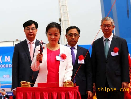 工银租赁航空部副总经理范智霆女士将该轮命名为“中远海运兴旺”