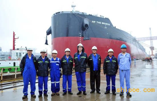 扬子江船业集团为Mangrove Partners公司建造的第三艘208000DWT散货船在扬子鑫福船厂顺利出坞