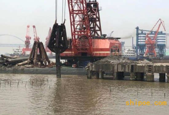 长江岸线清理整治项目东鑫船舶重工有序拆除