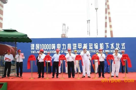 镇江船厂10000吨电力推进甲板运输船下水