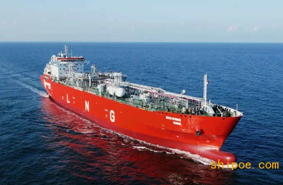 缅甸靠泊的首艘LNG船，大连中远海运重工出品