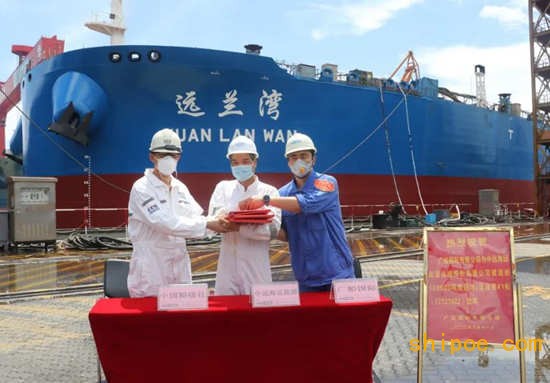 广船国际为中远海运能源建造的11万吨成品油/原油船1号船出坞