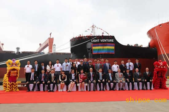 中船澄西本部为交银租赁建造的22号8.2万吨散货船和中船澄西扬州公司为香港华光船务建造的42号8.2万吨散货船同日交付