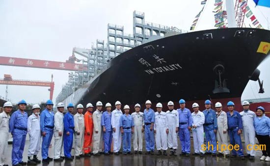 扬子江造船建造史上最大箱位集装箱船顺利出坞