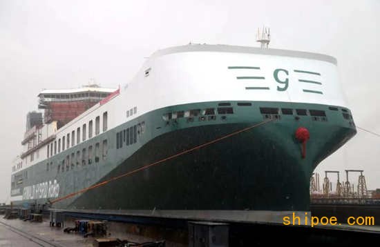  招商工业南京金陵第三艘7800米车道货物滚装船顺利出坞
