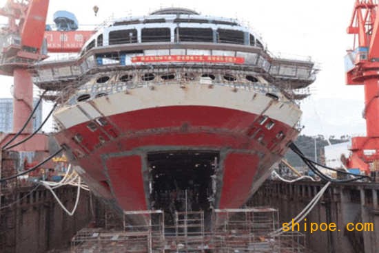厦船重工2800客邮轮型客滚船艏门首次成功开启