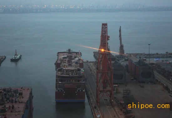 天津新港为中远海运（青岛）有限公司建造的智能型700客位/2000米车道客滚船