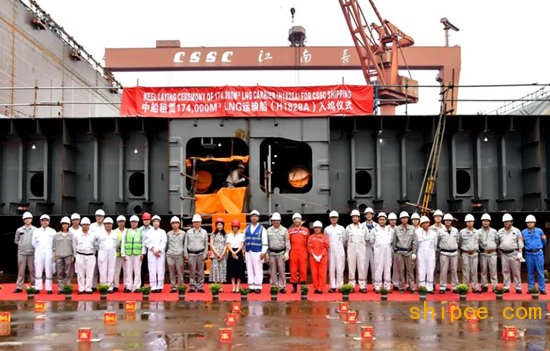 沪东中华一艘LNG船入坞，一艘23000箱船主体成型