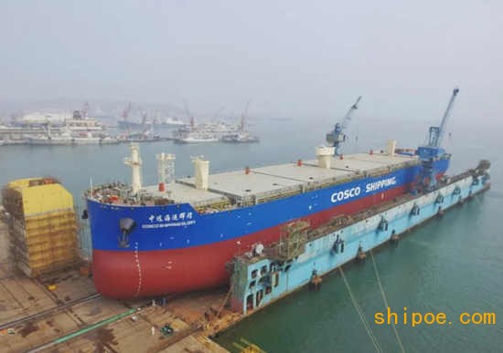 大连中远海运重工62000万吨多用途纸浆船N1006下水