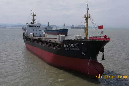 台州理工设计3700DWT散货船“新希望明远”顺利上水