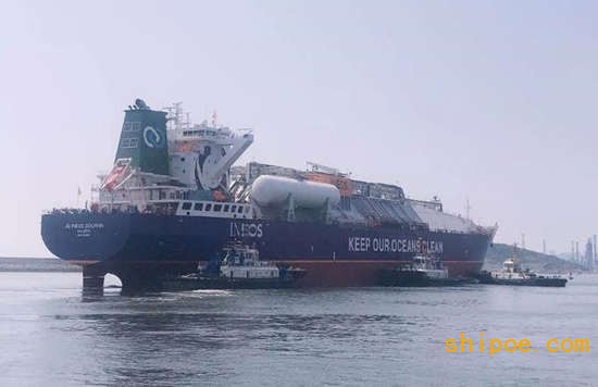 大船集团为JHW建造第二艘85000立方米超大型乙烷乙烯运输船试航凯旋