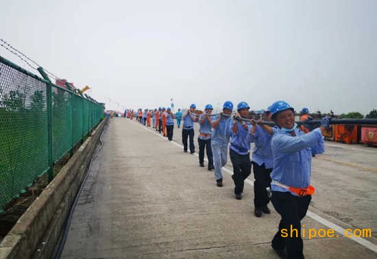 芜湖造船厂组织员工对部分存在涉水风险的生产物资进行转移。