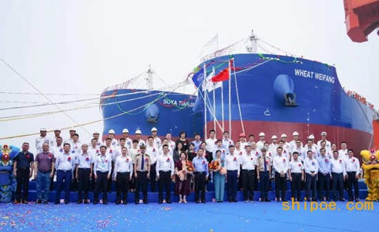 扬州中远海运重工顺利交付两艘8.12万吨散货船