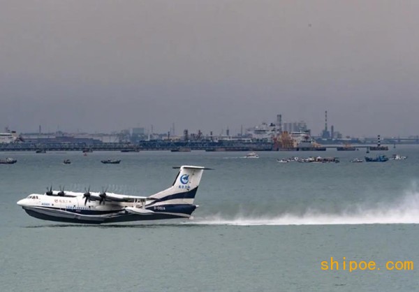 國產大型水陸兩棲飛機AG600成功進行海上首飛