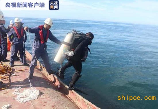 专业救捞力量联合出动 台湾海峡翻扣运砂船1人获救4人遇难