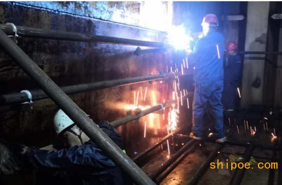 青山船厂▲修船事业部员工在船舶内部施工