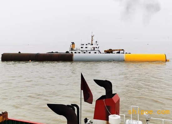 江苏如东H14号海上风电项目的锚艇绑拖浮运单桩，准备靠泊定位。