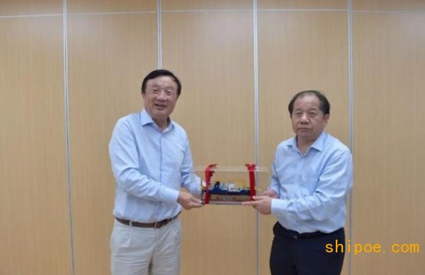 上海交通大学向任正非赠送了《上海交通大学史》和“天鲸号”挖泥船模型。