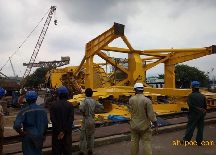 印度造船厂一重约70吨的大型吊车垮塌 致11人死亡