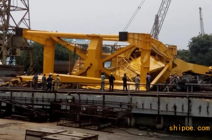 印度造船厂一重约70吨的大型吊车垮塌 致11人死亡