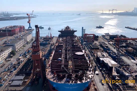 大船集团为马士基油轮建造11.5万吨原油/成品油船43号船签字交工