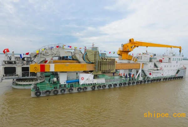 三峡坝区铲斗挖泥船“长鹰8”是武船集团为长江航道局建造的首艘铲斗挖泥船，