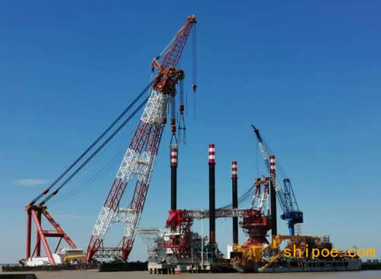 振华重工2500吨坐底式海上风电安装平台项目桩腿吊装工作圆满完成