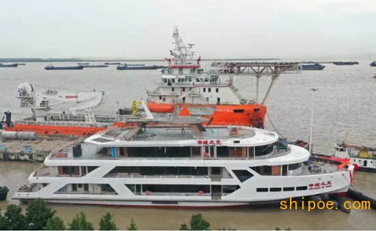 中国船舶七〇二所设计建造黄浦江五星级游船 “申城之光”轮顺利接水