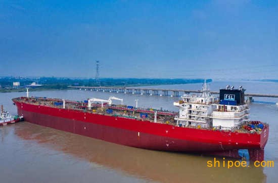扬州中远海运重工一艘114K油轮顺利出坞