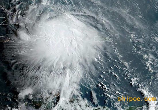 美国墨西哥湾面临前所未有双重飓风袭击 海上油气平台撤离员工