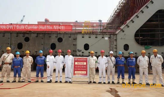 扬州中远海运重工又一艘210K散货船进坞铺龙骨