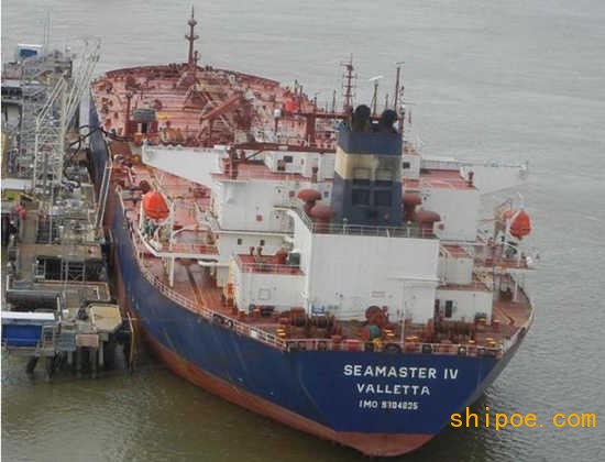 停靠罗马尼亚的马耳他原油船8人确诊新冠肺炎 33人船上隔离