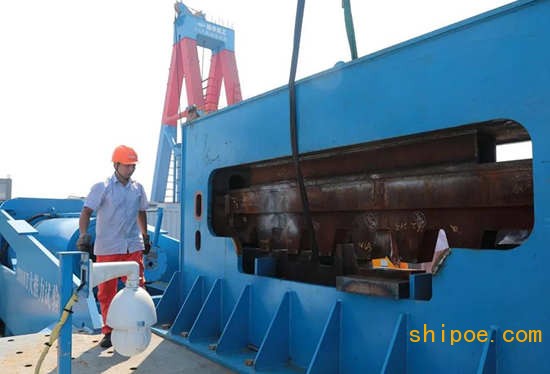 振华南通传动2500吨风电安装平台进行齿条对接焊缝应力试验