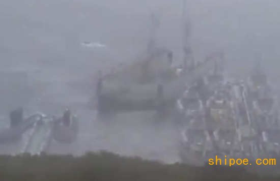 俄军工船厂浮船坞被台风吹跑 撞上多艘潜艇和导弹艇