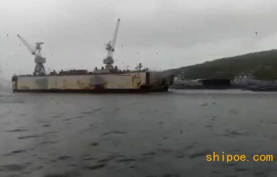 俄罗斯船厂里的浮船坞被台风吹跑
