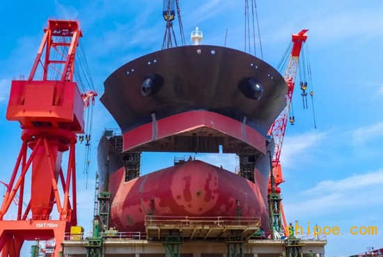 舟山中远海运重工在建11.3万吨阿芙拉油轮实现主船体成型