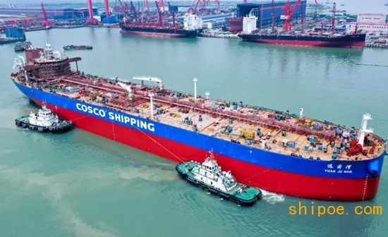 广船国际7.5万吨化学品/成品油船6号船及11万吨成品油/原油船2号船如期出坞