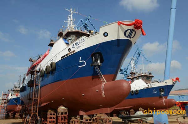 CNFC375G2型双甲板拖网渔船在大连辽南船厂顺利下水