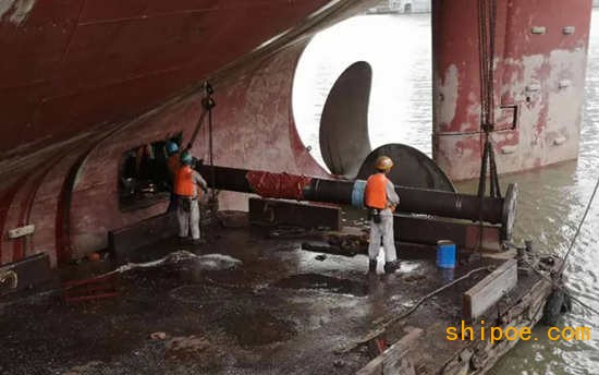 广东中远海运重工完成“日观峰”轮坞外轴系出舱修理紧急工程