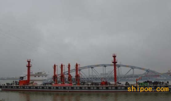 “湘船重工”打造的最大化工趸船下水