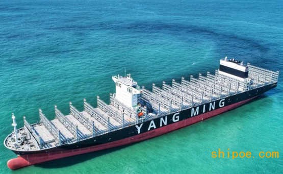 扬子江船业第三艘12690TEU集装箱船交付