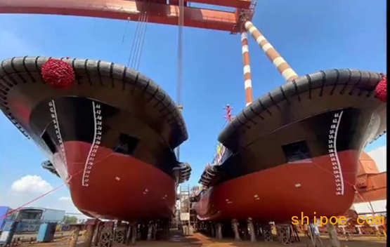 镇江船厂建造两艘4000HP消拖全回转拖轮吊装下水