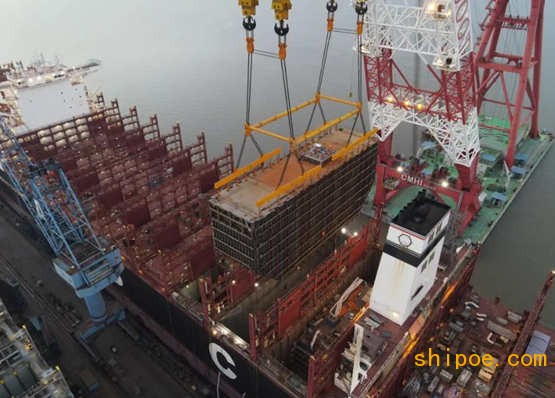 上海华润大东1300吨超大型双燃料舱吊装完美