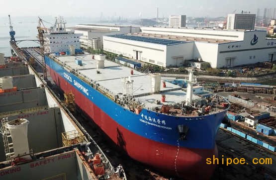 大连中远海运重工系列62000吨多用途纸浆船一船下水一船铺底